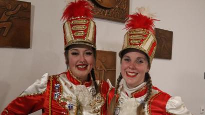 Bild: mrr
Lisa Fröhlich (rechts) ist neben Selina Gottsauner (links) nun Trainerin der Prinzengarde bei der Narrhalla Rot-Weiß-Gold Rieden.