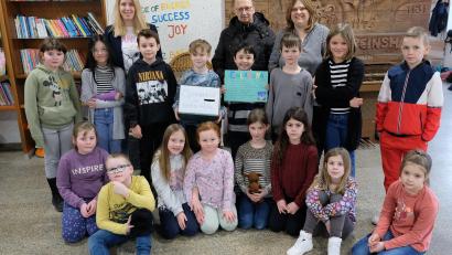 Bild: do
Im Kreise der Schulkinder erhielt Andreas Steinl, 2. Vorsitzender der Kinderkrebshilfe für die Region Oberpfalz Nord, den Erlös aus der Faschingskrapfen-Aktion der Grundschule am Rauhen Kulm. Schulleiterin Ulrike Kneidl (re) und Klassenlehrerin Marina Ackermann freuen sich mit.