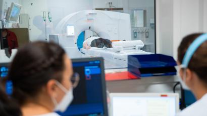 Bild: KNO
Ein Patient wird im Computertomographen untersucht. Damit solche und andere Maschinen immer auf dem neuesten Stand sind, haben die Kliniken Nordoberpfalz mit zwei Herstellern Verträge über eine Technologiepartnerschaft geschlossen.