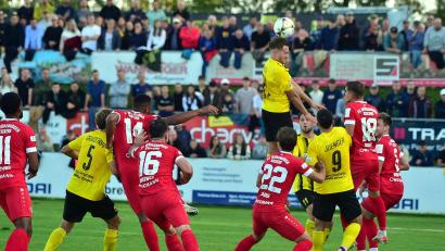 Archivbild: Dirk Meier
Tobias Hoch (beim Kopfball, gelbe Trikots) und die Vilzinger im Spitzenspiel gegen die Würzburger Kickers.