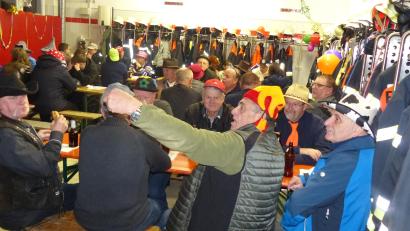 Bild: hme
Die meisten Besucher beim Helmabend befolgten das Motto und erschienen mit Kopfbedeckung.