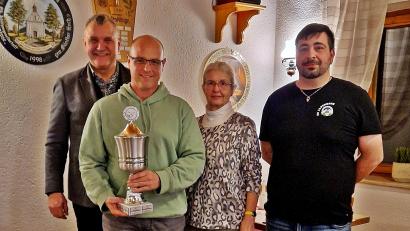 Bild: R. Kreuzer
Als Sieger des Kartellschießens gewann Heinz Lorenz (Zweiter von links) den Wanderpokal, den er für ein Jahr mit nach Hause nehmen darf. Mit dabei inks Kartellvorsitzender Hans Jürgen Gmeiner (links), Zweite Kartellvorsitzende Luise Amschl und Zweiter Schützenmeister Stephan Freundl (Alpenrose).