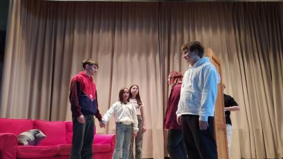 Bild: Juliane Kraus/Realschule Kemnath/exb
Die Theatergruppe der Kemnather Realschule hat für das Stück "Einfach nur Paul" fleißig geprobt.
