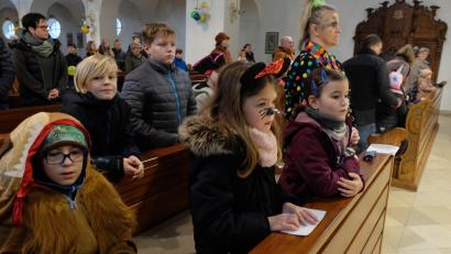 Bild: le
Farbenprächtige Kostüme zeigten die Kinder beim Familiengottesdienst am Faschingssonntag.