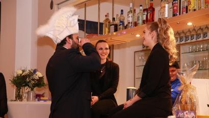 Bild: egl
Prinz Christopher I. nimmt einen großen Schluck Kaffee, dann ist es mit ihm vorbei.