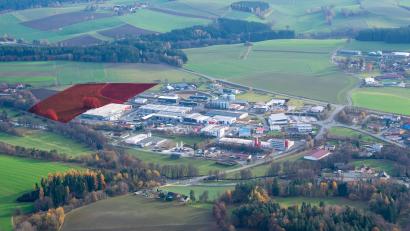 Bildmontage: Marco Meier/ Bild: mür
Um 5,5 Hektar soll das Gewerbegebiet in Erbendorf erweitert werden.