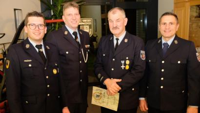 Bild: do
Seit 40 Jahren ist Heinz Jantschick (Zweiter von rechts) im Dienst für die Gemeinschaft unterwegs. Auch der Vorsitzende der Wehr gehört zu den Jubilaren. Korbinian Dunzer (links) ist seit 20 Jahren aktives Mitglied. Bürgermeister Marcus Gradl (rechts) und kommandant Christian Götz (Zweiter von links) gratulieren.