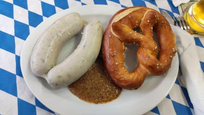 Bild: hme
Ein Paar Weißwürste mit Breze und Süßen Senf, was braucht es mehr für einen zünftigen Frühschoppen.
