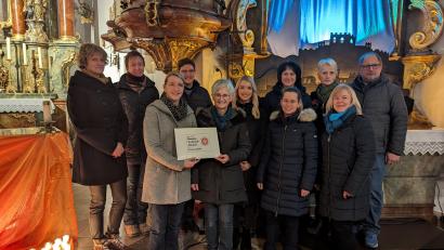 Bild: Gabi Kastner/exb
Beim Lichtmess-Singen in Neunaigen wurden 1000 Euro für das Bruder-Gerhard-Hospiz gespendet.