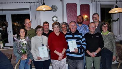 Bild: ds
Die drei neuen Ehrenmitglieder Monika Grötsch, Heidi und Rudolf Späth (vorne, Zweite bis Vierter von links) zusammen mit Jubilaren Ulrike und Peter Appel, Günter Späth, Kerstin Klug, Vorsitzendem Josef Klug, Horst Übler, 3. Bürgermeister Günther Renner und 2. Bürgermeisterin Lydia Zahner (von links).