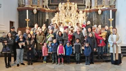 Bild: Pfarrgemeinderat Waldsassen/exb
Die Teilnehmer der Tauferinnerungsfeier zusammen mit Stadtpfarrer Dr. Thomas Vogl (rechts) im Altarbereich der Basilika.