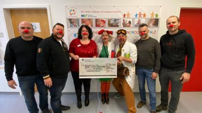 Bild: Kliniken Nordoberpfalz, Michael Reindl/exb
Marina Luttels vom Bunten Kreis Nordoberpfalz und Dr. Trudi Eierfleck und Dr. Beppo bedanken sich für die Spende, die der CSU-Ortsverband Schwarzenbach durch Johann Rupprecht (links), Michael Rinderer (Zweiter von links), Andreas Kick (Zweiter von rechts) und Vorsitzenden Jakob Walberer (rechts) übergibt.