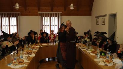 Bild: mrr
Oberhexe Irene Schönberger tanzt mit "Priester Erwin" alias Bürgermeister Erwin Geitner am Rosenmontag durch das Riedener Rathaus.