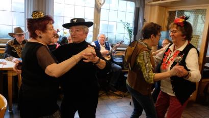 Bild: le
Froh und heiter ging es beim AWO-Seniorenfasching am Donnerstag im Gasthaus „Weißes Rössl“ zu. Auch das Tanzbein wurde geschwungen.