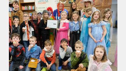 Bild: do
Beim Tag des offenen Klassenzimmers, den die Grundschule am Rauhen Kulm am letzten Schultag vor den Faschingsferien mit viel buntem Treiben verband, sammelten die Schulkinder mit Unterstützung der Eltern und des Schulpersonals im Rahmen eines Krapfenverkaufs über 700 Euro für die Kinderkrebshilfe