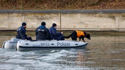 Bild: Heiko Becker/dpa
Polizisten suchen im Dezember 2022 mit einem Leichenspürhund nach einer vermissten Schwangeren aus Nürnberg.