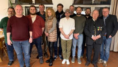 Bild: ath
Gemeinsam mit den wiedergewählten Ausschussmitgliedern präsentieren sich die bestätigten Amtsträger und Geehrte der FSG mit (von links) Michael Dötsch, Peter Hüttner, Tobias Blaeßius, Oliver Grosch, Edeltraud und Werner Pettinger, Andreas Hiltl, Stefan Scherber, Michael Fillenberg, Stefan Herkommer, Hanns Peter Oechsner sowie OB Michael Cerny.
