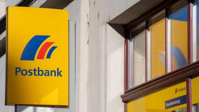 Symbolbild: Monika Skolimowska
Bei der Postbank stehen Tarifverhandlungen an. Vorab ruft die Gewerkschaft Verdi in Bayern zu Warnstreiks auf.