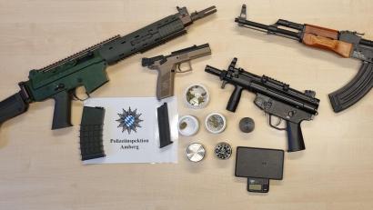 Bild: Polizei Amberg
Die Polizeiinspektion Amberg konnte bei einer Wohnungsdurchsuchung mehrere Soft-Air-Waffen sowie Betäubungsmittel sicherstellen. Ein 22-Jähriger Amberger muss sich nun dafür verantworten.
