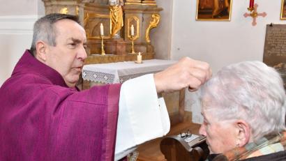 Bild: Petra Hartl
Aschenkreuzauflegung in Kirche St. Ägidius Aschach-Raigering durch Pfarrer Eduard Kroher