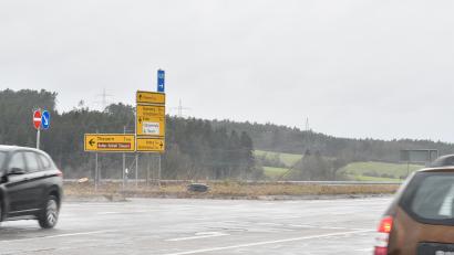 Bild: Petra Hartl
Hier, an der Abzweigung von der Staatsstraße 2165 nach Theuern, bietet sich Pendlern, die hier täglich vorbeikommen, plötzlich ein ungewohnter Blick nach links: Bis Anfang der Woche standen hier etliche Bäume und Sträucher.