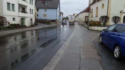 Bild: Houschka
In der Ortsdurchfahrt von Dürnsricht sollen beidseits der Staatsstraße
2151 sogenannte Fahrradstreifen entstehen.