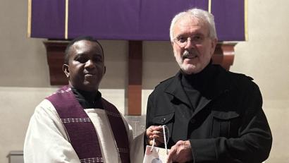 Bild: mez/exb
Pfarrvikar Dr. Linus (links) bedankte sich bei Hans Schmid für die erste von drei Fastenpredigten in der Herz-Jesu-Pfarrkirche in Immenreuth.