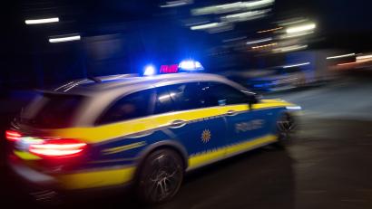 Symbolbild: Marijan Murat
Nach einem handfesten Streit in einer Asylbewerberunterkunft wird die Polizei ins Krankenhaus gerufen, wo einer der Beteiligten behandelt werden solle und das Personal attackierte.