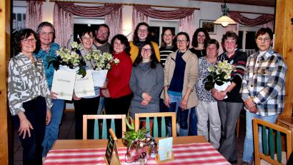 Bild: ds
Gewählte und Geehrte: (von links) Zweite Bürgermeisterin Lydia Zahner, Karin Ertel, Elfriede Zäch, Oliver Herbst, Elisabeth Steger-Piehl, die Vorsitzende Verena Frauenknecht (vorne), Verena Thoma (dahinter), Manuela Mittermaier, Birgit Eitner, Sigrid Heinl, Petra Donhauser, Siglinde Luber, Ingrid Ertel.