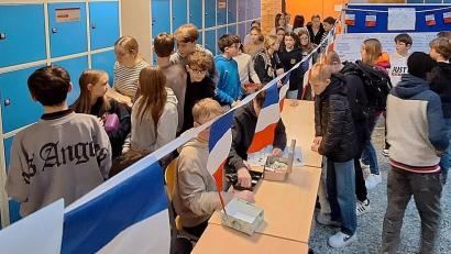 Bild: Fröhlich/exb
Am „Deutsch-Französischen Tag“ bieten Schüler der neunten Klassen des JAS-Gymnasiums Nabburg in beiden Pausen „Spécialités“ an.