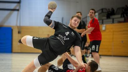 Archivbild: Günter Uschold
Luca Meier (am Ball) und der HV Oberviechtach treffen am Samstag auf die HSG Weiden.