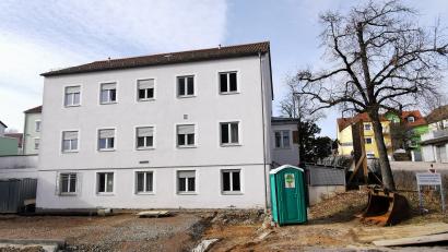 Bild: Portner
Eigentümer des Leerstands in der Bezirksamtsstraße 7 in Oberviechtach ist der Freistaat Bayern. Nach Sanierung kann die Regierung der Oberpfalz hier ab Ende 2024 bis zu 15 Geflüchtete unterbringen.