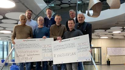 Bild: Sidonia Beldean, BHS Corrugated/exb
Lars und Christian Engel überreichen symbolische Spendenschecks an die Sportvereine in Weiherhammer und Kaltenbrunn. Von links, oben: Julian Kraus, Zweiter Bürgermeister Weiherhammer, Lars und Christian Engel, Ludwig Bille sowie (von links, unten) Georg Schätzler, Vorsitzender Förderverein Fußball Weiherhammer, Kassier Hans Beyer, Andreas Malzer, Vorsitzender FC Kaltenbrunn sowie Kassier Stefan Bauer, Kassier FC Kaltenbrunn,