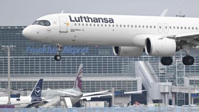 Bild: Arne Dedert/dpa
Ein Airbus A321 neo der Lufthansa landet am Frankfurter Flughafen.
