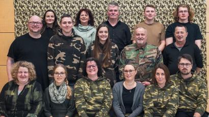 Bild: Michael Haller/exb
Ein neues Stück probt die Theatergruppe des Heimat- und Kulturvereins Ammerthal ein (hinten, von links): Jörg Fehlner, Katharina Haller, Tobias Schmidt, Irene Pemp, Maren Schmirler, Dietmar Klemenz, Anton Peter, Moritz Koberstein, Josef Stöcklmeier und Elias Eichenseer; vorn (von links): Bianka Götz, Christiane Kellner, Doris Weiß, Nina Reichart, Anja Kunz und Michael Haller.