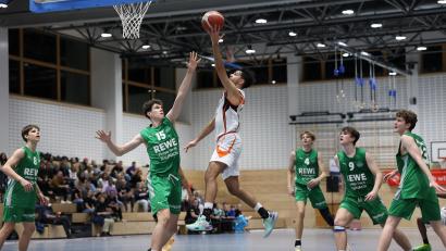 Archivbild: Dieter Jäschke
Offensiv setzt die DJK am Samstag in Stadtbergen auch auf ihre Flügelspieler (am Ball Liam Archer).