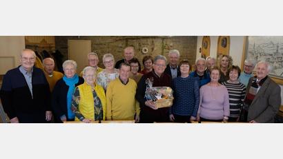 Bild: le
85 Jahre und kein bisschen leise. Karl Tabert (mit Geschenkkorb ) feierte im Kreise seiner Freunde und Vereine Geburtstag.