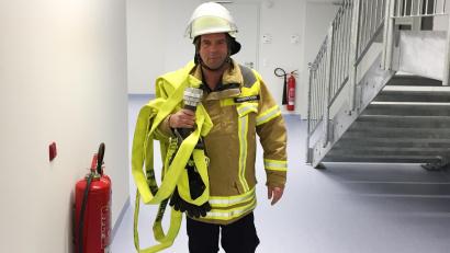 Bild: Weiß/exb
Dietmar Weiß in voller Montur. Der 53-Jährige klagte gegen seinen Rauswurf aus der Feuerwehr und wurde rehabilitiert.