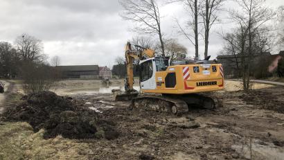 Bild: wro
Vor wenigen Wochen wurde der Bauhof der Marktgemeinde Falkenberg über den sinkenden Wasserspiegel des Bodenreuther Dorfteichs informiert. Inzwischen laufen die Reparaturarbeiten, mit denen das ortsansässige Baggerunternehmen Hubert Hecht beauftragt wurde.