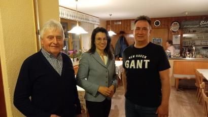 Bild: Reinhard Schwarz/exb
MdB Martina Englhardt-Kopf besucht die CSU in Pamsendorf, hier im Bild mit Vorsitzendem Matthias Zenger (links) und Stellvertreter Wolfgang Zirwick (rechts).