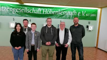 Bild: snn
Ihre neuen Vereinsmeister ehrte die Schützengesellschaft aus Hohenkemnath (von links): Amelie Schmerbauch, Schützenmeister und Vereinsmeister Johannes Wenkmann, Johannes Lautenschlager, Manuel Nitzbon, Zweiter Schützenmeister Josef Hirsch und Reinhold Schlosser.