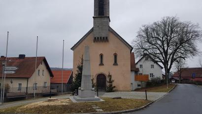 Bild: gi
Nach der Entfernung des Kastanienbaums schaut der Kirchplatz etwas leer aus, doch eine Neupflanzung soll bald für frisches Grün sorgen.