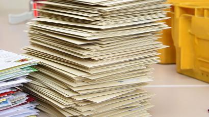 Symbolbild: Carmen Jaspersen
Ein Briefträger lagerte über 1000 nicht zugestellte Briefe in seiner Wohnung.