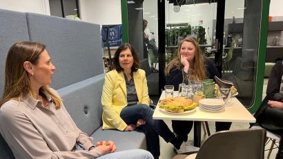 Bild: Coworkkem/exb
Nach dem Vortrag zum Thema „Ich bin gerne Chefin“ im Coworking-Space in Kemnath tauschten sich die Teilnehmerinnen aus.