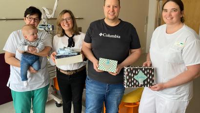 Bild: Klinikum Nordoberpfalz, Michael Reindl
Dr. Ines Erhardt (links) und Julia Witt (rechts) freuen sich über die Spende von Sabine und Florian Walter, mit der Erinnerungsboxen für "Sternenkinder" angeschafft werden können.