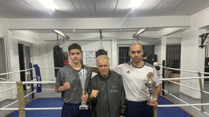 Bild: mzi
Die Amberger Boxer Nimrod Kardos (links) und Muhammed Coskun (rechts) mit ihrem Trainer Ahmed Göksu.