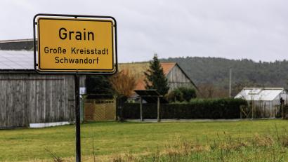 Bild: Hösamer
Nahe Grain (Stadt Schwandorf) durchschneidet die vorgesehene Trasse des Süd-Ost-Links einen Erdbeer-Acker. Der betroffene Landwirt sieht seine Existenz gefährdet.Und auch seine Nachbarn haben wegen des Bauverkehrs Bedenken.