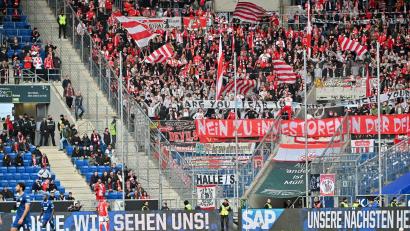 Bild: Jan-Philipp Strobel/dpa
Ob die Fan-Proteste nun enden werden, bleibt vorerst offen.