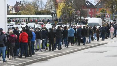 Archivbild: Gabi Schönberger
Vor dem zweiten Heimspiel der Blue Devils in der letztjährigen Finalserie gegen Rosenheim gab es beim Kartenvorverkauf lange Schlangen.