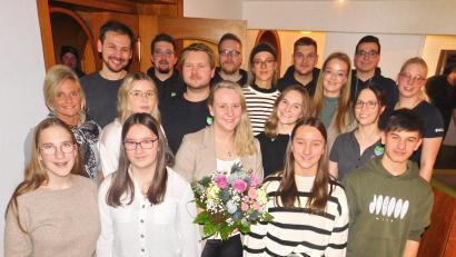Bild: whü/exb
Die künftige Führungsriege der Landjugend Plössen um ihren neuen Vorsitzenden Lukas Giestl (hintere Reihe links), der Katharina Hertel (Mitte mit Blumen) nach vier Jahren an der Spitze ablöst.